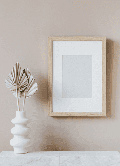 cadre en bois et vase blanc