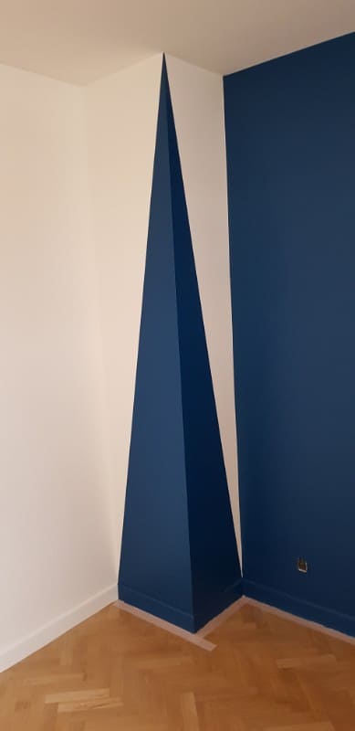 mur peint en bleu foncé