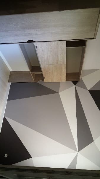 formes géométriques sur un mur en gris et blanc