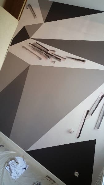 Peinture géométrique camaïeu de gris en cours de travaux