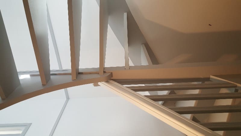 Rénovation peinture escaliers blancs en bois