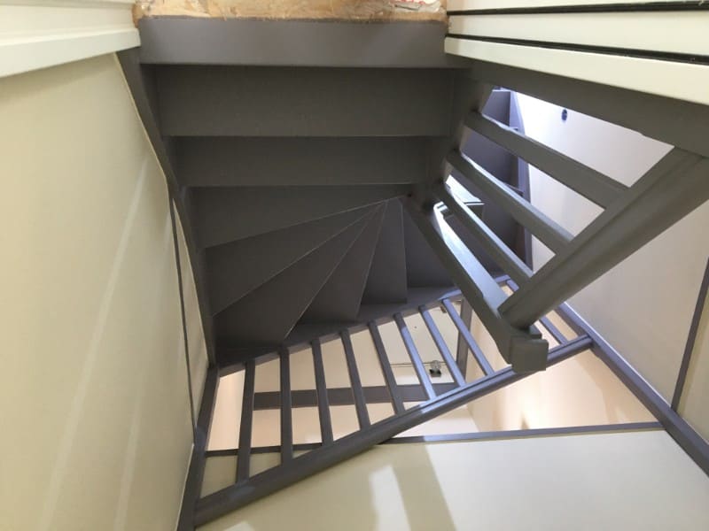 escaliers gris vus d'en bas