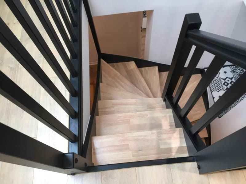escalier noir et bois