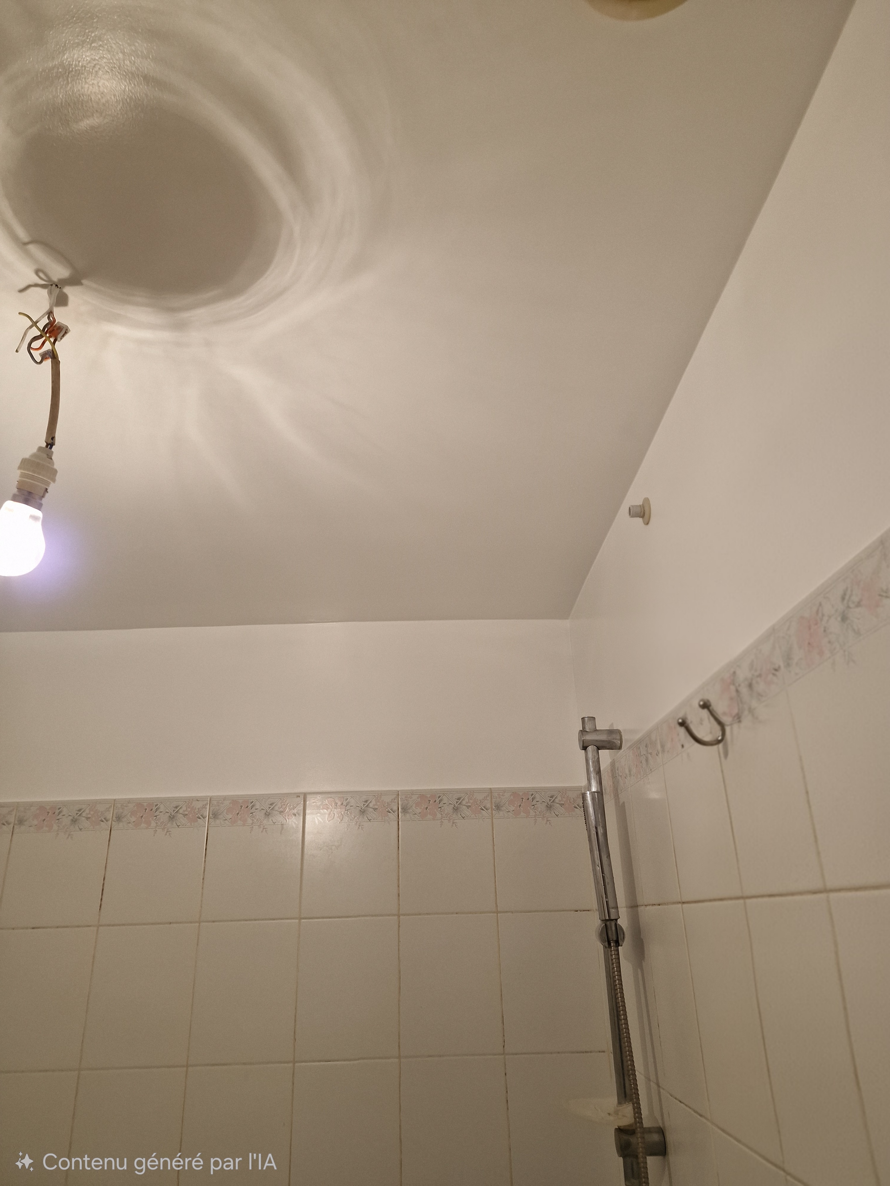 Peinture géométrique camaïeu de gris en cours de travaux