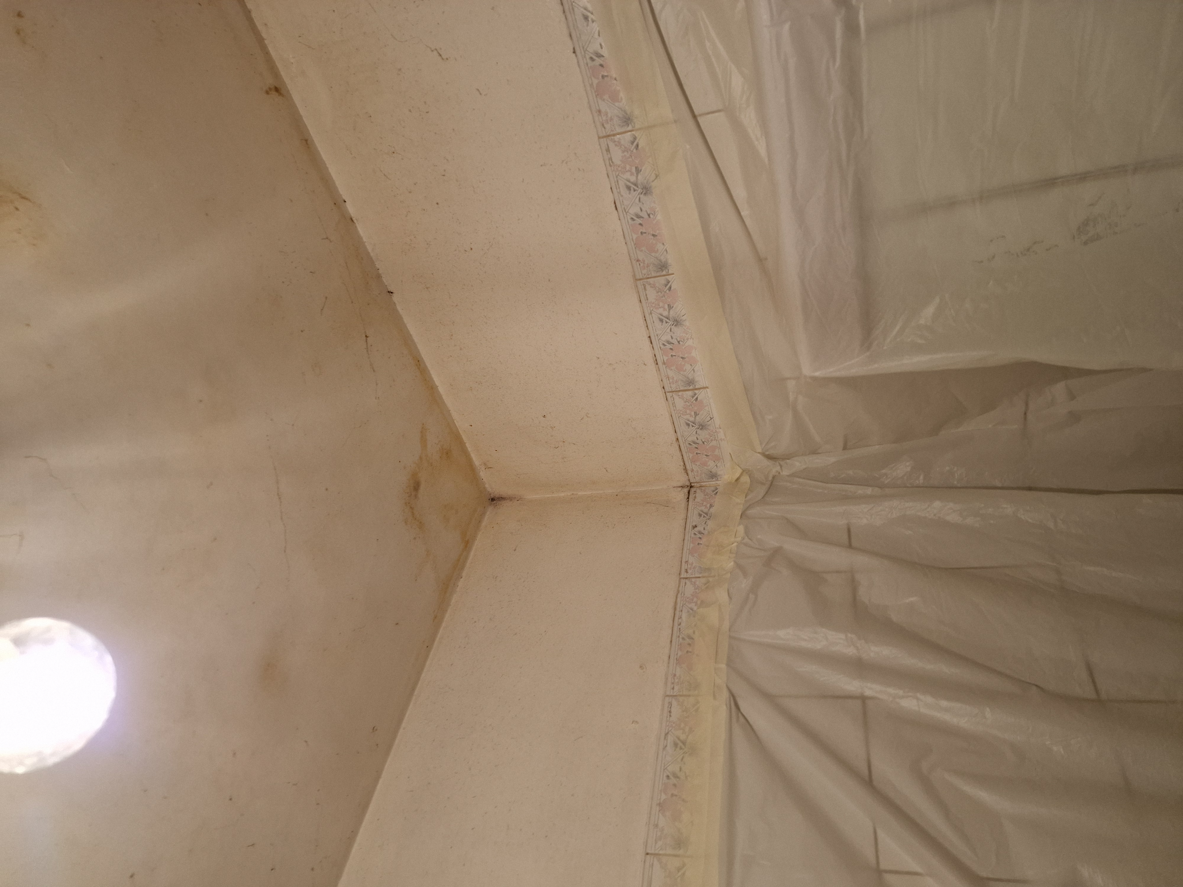 formes géométriques marrons et beiges sur un mur