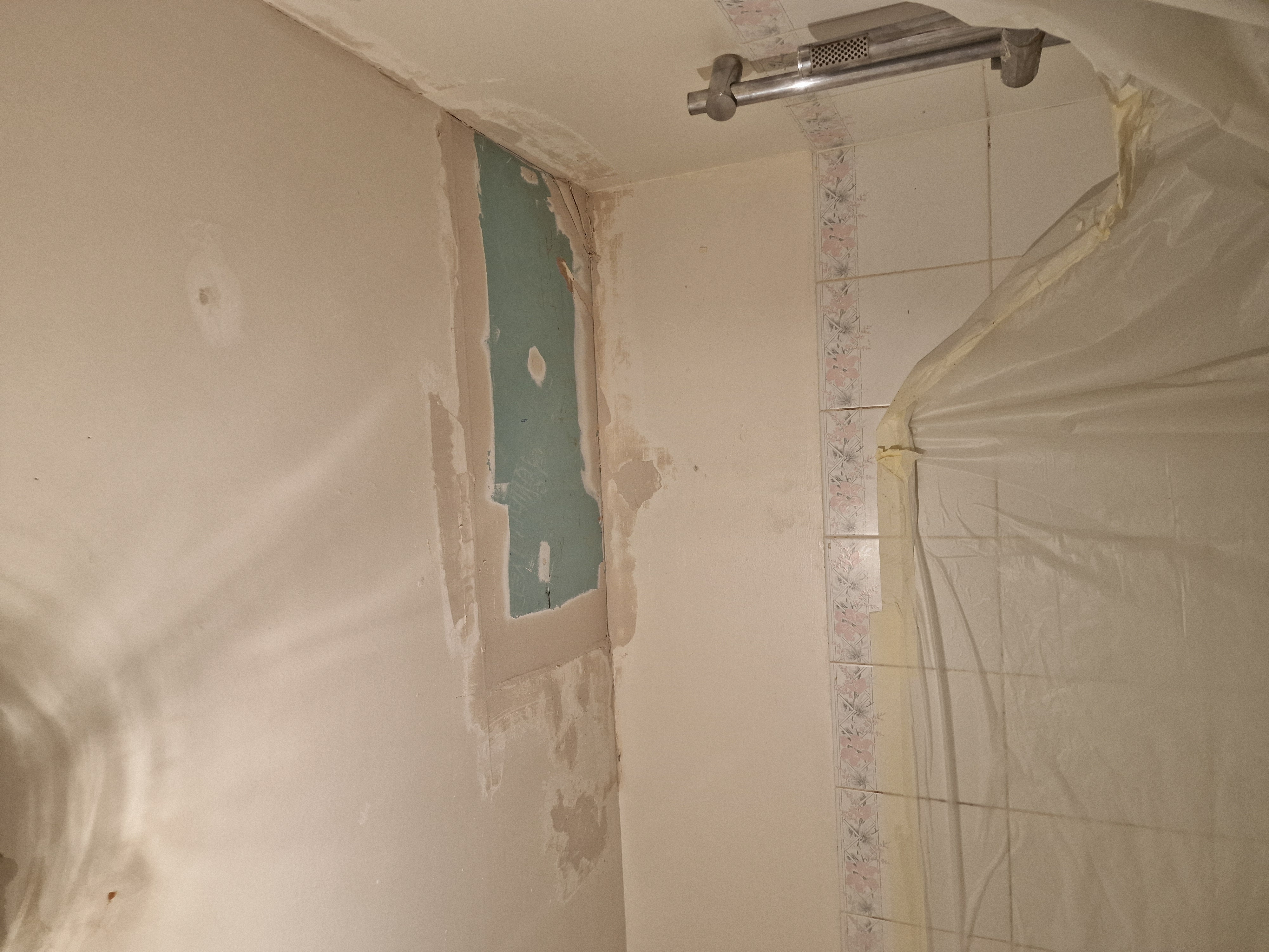 formes géométriques sur un mur en gris et blanc