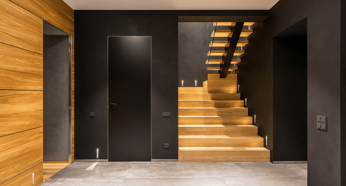 murs noirs et escaliers en bois